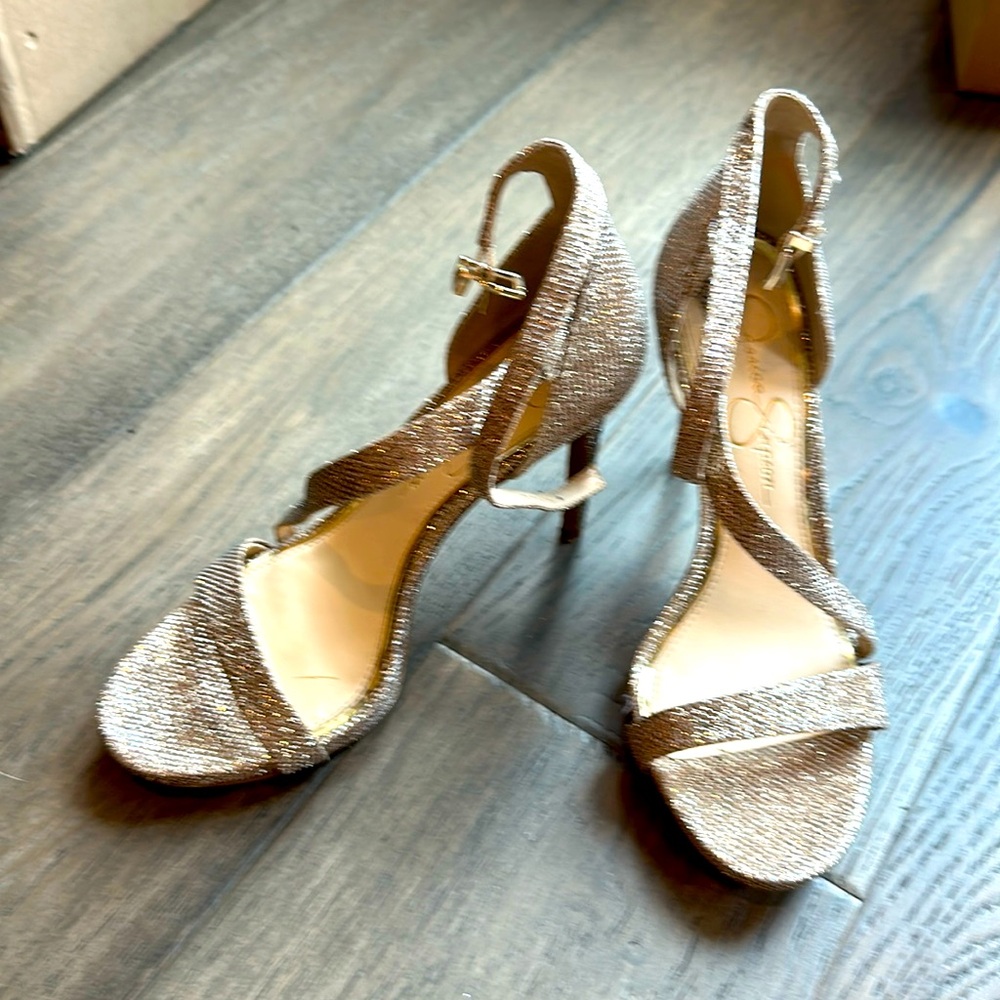 Light gold 4” heels, perfect sparkle with buckle strap 7.5